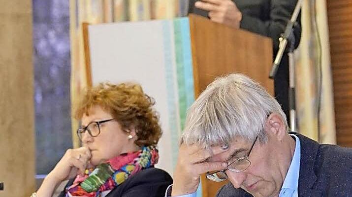 Nachdenkliche Gesichert machen Monika Hohlmeier und Hans Rebelein, während der Rede von Gerhard Ehrlich bei der Kreisversammlung des Bauernverbands. Foto: Gabi Bertram