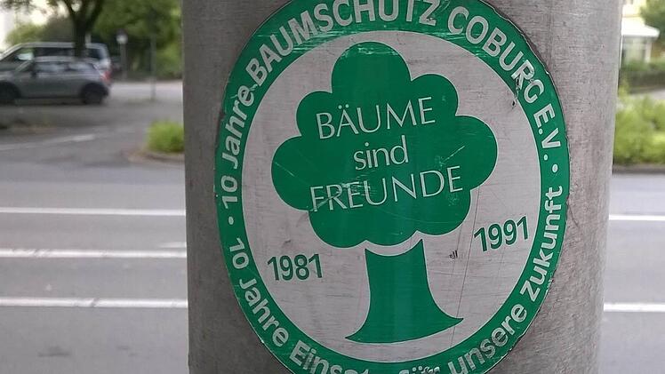 Baumschutz-Coburg-Aufkleber in der HindenburgstraßeFoto: Jochen Berger