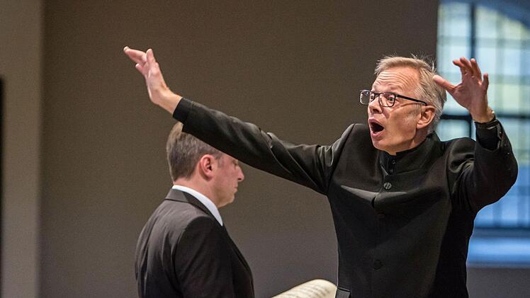 Ein beeindruckendes Konzert zum Totensonntag gestaltete der Coburger Bachchor unter Peter Stenglein in der Morizkirche. Souveräner Dirigent: Peter Stenglein Foto: Jochen Berger