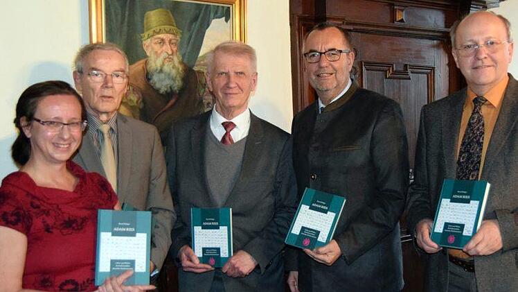Bei der Vorstellung der neuen Ries-Biografie (von links): Adelheid Waschka, Manfred Weidauer (Mitautor aus Erfurt/Sömmerda), Dr. Bernd Rüdiger, Bürgermeister Jürgen Kohmann, Dr. Rainer Gebhardt. Foto: Andreas Welz