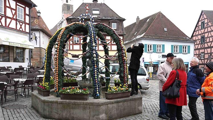 Aus dem Georgsbrunnen wird der Osterbrunnen.   Foto: Richard Sänger