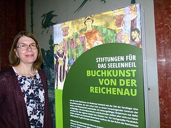 Bettina Wagner, Direktorin der Staatsbibliothek Bamberg, hat für dieaktuelle Ausstellung auch neue Info-Tafeln initiiert.                Foto: Marion Krüger-Hundrup