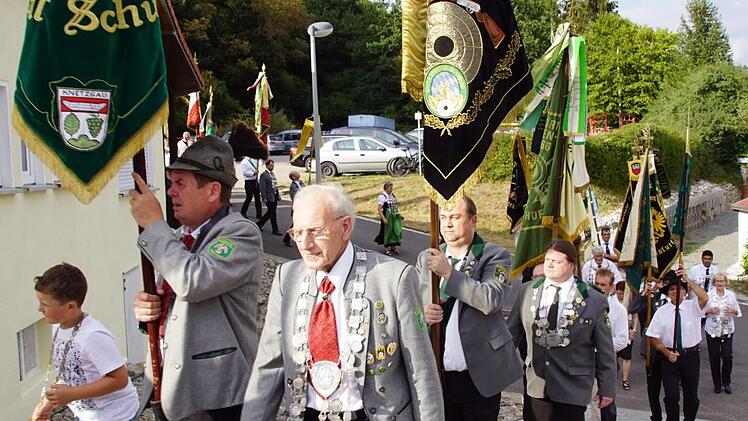 Schützenvereine aus dem gesamten Schützengau Schweinfurt trafen sich am Samstag zur Gaukönigsproklamation in Oberschleichach.Sabine Weinbeer