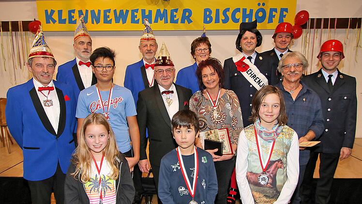 Drei Orden des Fastnachtsverbandes Franken hatte Verbandsbeirat Klaus  Mültner (mittlere Reihe, 3. Von links) mitgebracht. Den Orden "Till von  Franken" in Silber verlieh er an Anja Hesselbach (rechts daneben). Er  zeichnete auch er Timothy Tokaiquali (links neben ihm) und Waldemar Back  (rechts neben Anja Hesselbach) aus. Foto: Dieter Britz