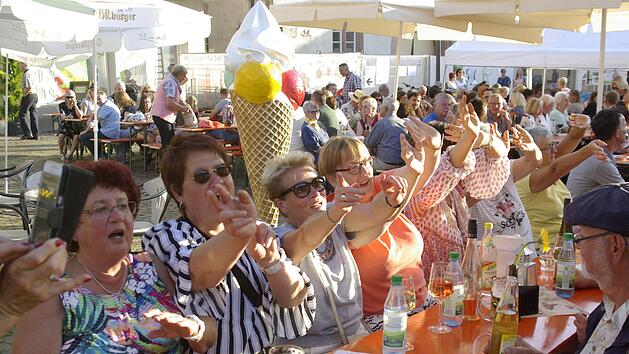 Stimmung, Wein und gute Laune sind Trumpf beim Hammelburger Weinfest.  Foto: Archiv Winfried Ehling