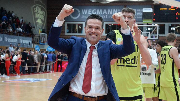 Trainer Raoul Korner jubelt nach dem Coup in Würzburg. Foto: Peter Mularczyk