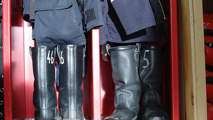 Für neue Feuerwehrstiefel legt die Gemeinde nun mehr Geld als Unterstützung bereit. Foto: Stephanie Elm