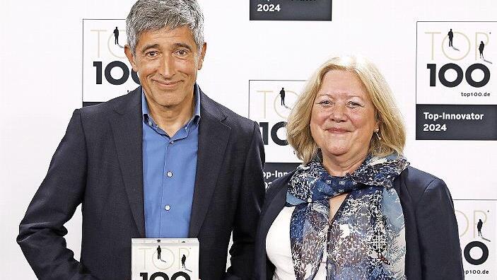 Laboklin -Geschäftsführerin Dr. Elisabeth Müller nimmt von Ranga Yogeshwar zum dritten Mal die Auszeichnung „Top-Innovator“ entgegen.