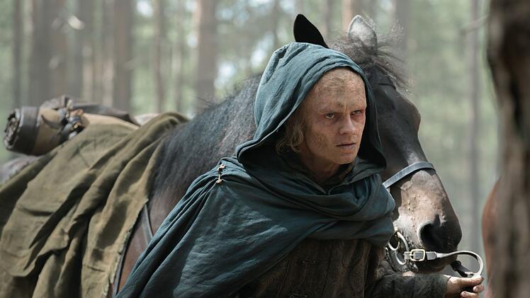 Der nach einem schreckliche Unfall entstellte Aegon II. (Tom Glynn-Carney) auf der Flucht.