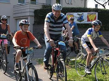 Herzogenaurachs Bürgermeister German Hacker nimmtmit seinen Kindern am Volksradfahren teil. Fotos: Roland Meister