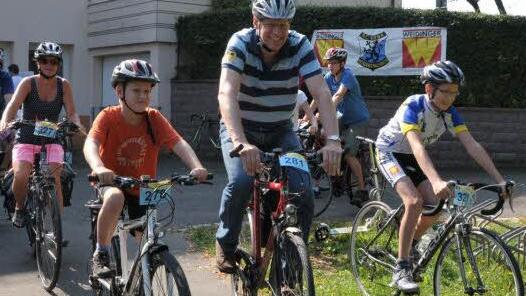 Herzogenaurachs Bürgermeister German Hacker nimmtmit seinen Kindern am Volksradfahren teil. Fotos: Roland Meister
