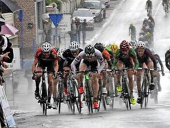 Beim gefährlichen Zielsprint auf nasser Fahrbahn verlor Grischa Janorschke (vorne, Dritter von links im weißen Trikot) seinen Teamkollegen Fabian Schnaidt am Hinterrad. Foto: pr
