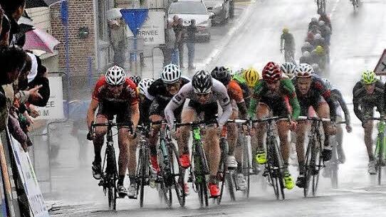 Beim gefährlichen Zielsprint auf nasser Fahrbahn verlor Grischa Janorschke (vorne, Dritter von links im weißen Trikot) seinen Teamkollegen Fabian Schnaidt am Hinterrad. Foto: pr