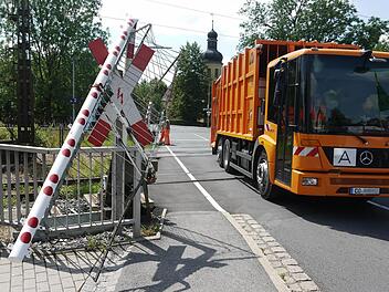 Trotz zweier zertrümmerter Bahnschranken lief der Verkehr am Bahnübergang in der Kronacher Straße gestern reibungslos. Foto: Berthold Köhler