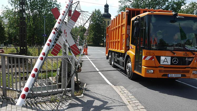 Trotz zweier zertrümmerter Bahnschranken lief der Verkehr am Bahnübergang in der Kronacher Straße gestern reibungslos. Foto: Berthold Köhler