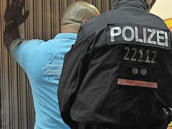 Weil er angetrunken in einem Tanzclub herumgepöbelt hatte, wurde ein 19-Jähriger festgenommen. Dagegen wehrte er sich allerdings heftig und beleidigte die Beamten massiv. Symbolbild: David Ebener