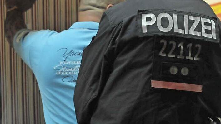 Weil er angetrunken in einem Tanzclub herumgepöbelt hatte, wurde ein 19-Jähriger festgenommen. Dagegen wehrte er sich allerdings heftig und beleidigte die Beamten massiv. Symbolbild: David Ebener