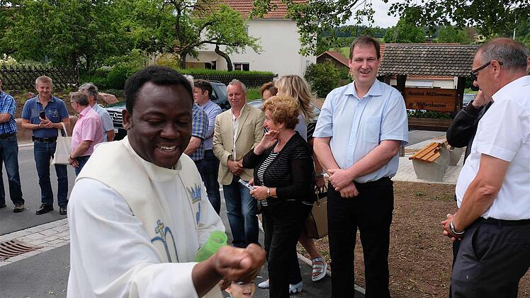 Den ökumenischen Kirchensegen gab es gemeinsam vom katholischen Pfarrer Dr. Blaise Opanachi aus Oberthulba und dem evangelischen Pfarrer Philipp Klein aus Bad Kissingen. Foto: Gerd Schaar