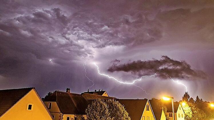 Schön schaurig das Gewitter in Debring, fotografiert von Leser Udo Arch