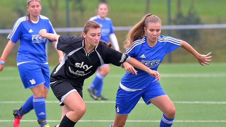Die Drügendorferinnen (schwarze Trikots) gaben trotz 0:3-Rückstands auf dem Kunstrasen in Weisendorf nicht auf, kamen aber nur noch auf 2:3 heran.  Foto: Picturedreams