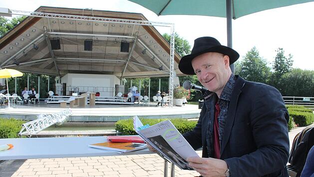 Der Mann hat im wahrsten Sinne des Wortes bei den Proben im Kurpark den Hut auf: Regisseur Gernot Kranner aus Wien.  Popp