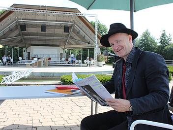 Der Mann hat im wahrsten Sinne des Wortes bei den Proben im Kurpark den Hut auf: Regisseur Gernot Kranner aus Wien.  Popp