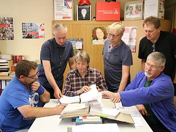 Anhand ihrer Akten können die Mitglieder des Betriebsrates unter anderem belegen, dass früher viele Überstunden geleistet wurden. Sie weisen Anschuldungen des Firmenchefs zurück. Das Foto zeigt von links: Frank Keßler, Jens Öser (IG Metall), Edgar Schneider, Arthur Zimmermann, Wolfgang Beudert und Dieter Stiller. Thomas Malz