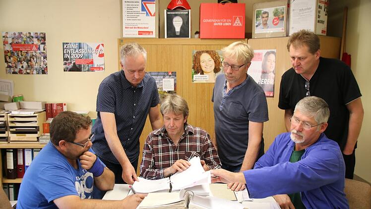 Anhand ihrer Akten können die Mitglieder des Betriebsrates unter anderem belegen, dass früher viele Überstunden geleistet wurden. Sie weisen Anschuldungen des Firmenchefs zurück. Das Foto zeigt von links: Frank Keßler, Jens Öser (IG Metall), Edgar Schneider, Arthur Zimmermann, Wolfgang Beudert und Dieter Stiller. Thomas Malz