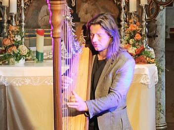 Lieder über die kleinen, aber bedeutsamen Dinge des Lebens sang und spielte Andy Lang am Muttertag in der Untersteinacher St.-Oswald-Kirche. Foto: Klaus Klaschka
