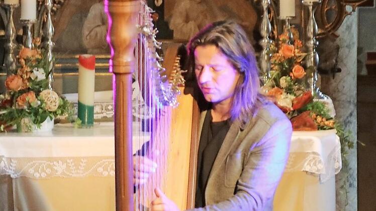 Lieder über die kleinen, aber bedeutsamen Dinge des Lebens sang und spielte Andy Lang am Muttertag in der Untersteinacher St.-Oswald-Kirche. Foto: Klaus Klaschka