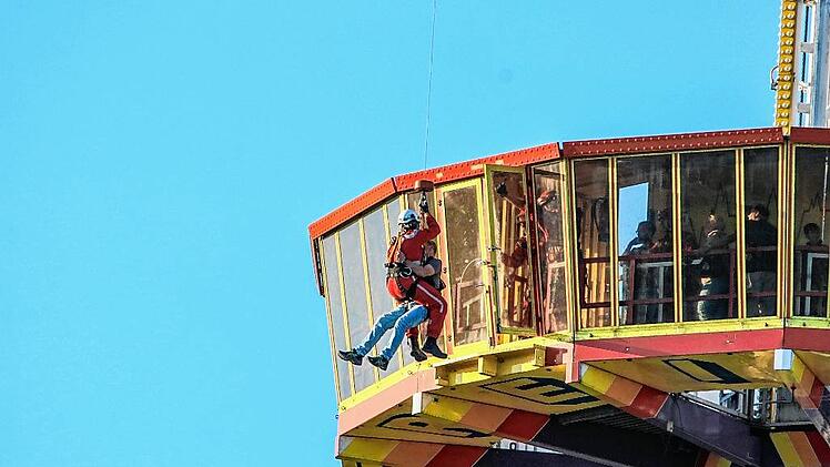 Plattform h&auml;ngt 60 Meter in der Luft: 23 Besucher per Hubschrauber gerettet