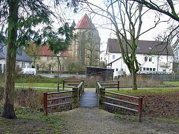 Entlang der Holzbrücke schweift der Blick vom künftigen Generationenpark über den Posthof bis zur Klosterkirche. Foto: Klaus Oelzner