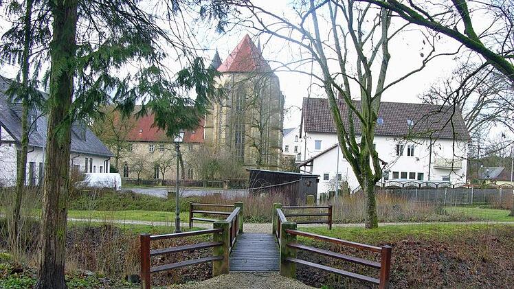 Entlang der Holzbrücke schweift der Blick vom künftigen Generationenpark über den Posthof bis zur Klosterkirche. Foto: Klaus Oelzner