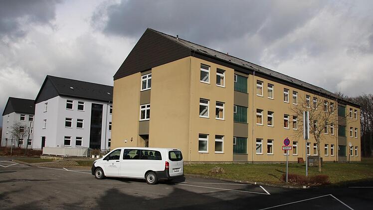 Vorne das noch nicht renovierte Gebäude, dahinter die modernisierten. Foto: Ralf Ruppert