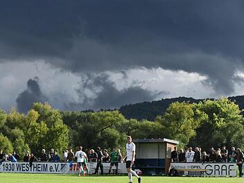 Dunkle Wolken über der Klaus-Ditzhaus-Kampfbahn. Der FC Westheim muss sich wohl von höherklassigem Fußball erst einmal verabschieden. Foto: Hopf