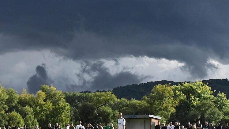 Dunkle Wolken über der Klaus-Ditzhaus-Kampfbahn. Der FC Westheim muss sich wohl von höherklassigem Fußball erst einmal verabschieden. Foto: Hopf