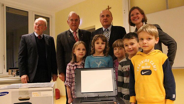 Die Kinder der Walter-Schottky-Volksschule Pretzfeld freuen sich über die Drucker, die  Peter Weber (Mitte) im Beisein von MdL Eduard Nöth  (CSU) an   Schulleiterin Annette Forster-Sennefelder (r.) überreichte.