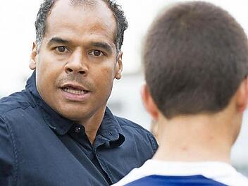 Die Anspannung vor dem ersten Punktspiel ist VfL-Trainer Stefan Braungardt anzusehen. Foto: Heinrich Weiß