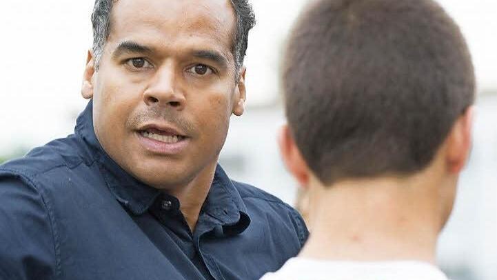 Die Anspannung vor dem ersten Punktspiel ist VfL-Trainer Stefan Braungardt anzusehen. Foto: Heinrich Weiß