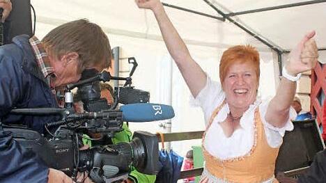 Angelika Hümmer jubelt, denn sie hat wieder eine Biersorte richtig benannt. Der Bayerische Rundfunk machte Aufnahmen vom Ereignis.