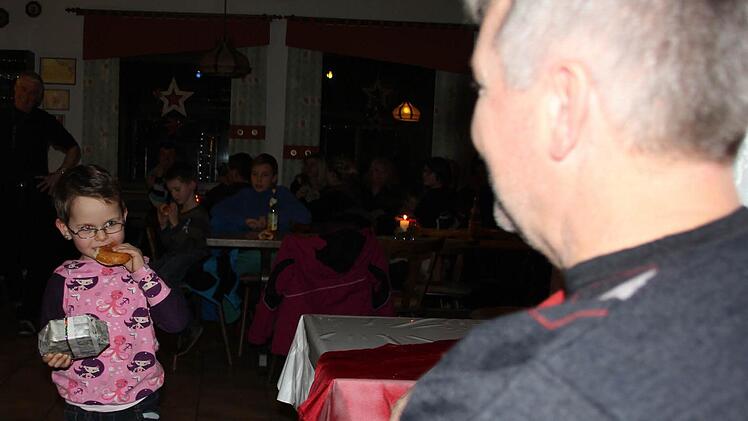 Merle bedankt sich beim Helfer Hilmar Precht mit einem Geschenk. Foto: Ralf Kestel
