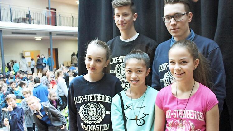 Hinter dem Vorhang warten die Models, die ihren Mitschülern die neue Schulkollektion vorstellen.   Fotos: Robert Huger