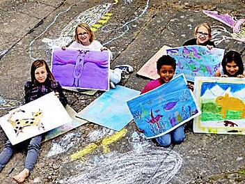 Mit großer Freude zeigen die Kinder Maxima, Janna, Mya, Jule und Melis ihre Kunstwerke. Foto: Günther Geiling