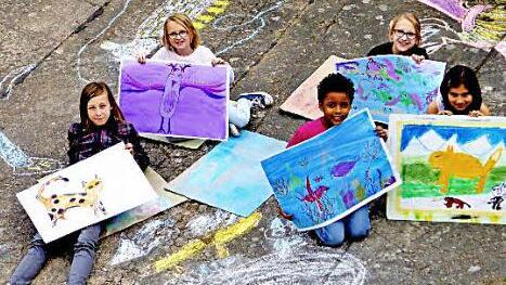 Mit großer Freude zeigen die Kinder Maxima, Janna, Mya, Jule und Melis ihre Kunstwerke. Foto: Günther Geiling