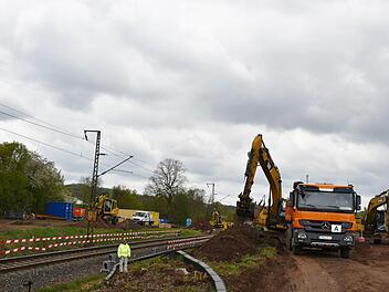 Im Sandweg, beim Bahnübergang zum Flugplatz Steinrücken, hat die Bahn die Bauarbeiten begonnen. Im Zuge des Baus der ICE-Trasse möchte die DB Projektbau dort ein Brückenbauwerk errichten und zwar ohne das Einverständnis der Gemeinde Niederfüllbach.  Foto: Gabi Arnold