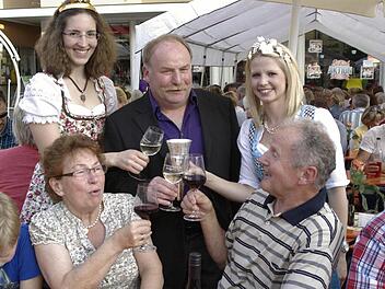 Auf ein gutes Gelingen. FC-Vorsitzender Andreas Ruppert (Mitte) flankiert von den Weinprinzessinnen Marlene Büttner (l.) und Antonia Müller (r.) entbietet Gästen einen persönlichen Gruß. Foto: Archiv/ Winfried Ehling