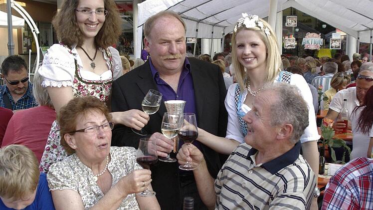 Auf ein gutes Gelingen. FC-Vorsitzender Andreas Ruppert (Mitte) flankiert von den Weinprinzessinnen Marlene Büttner (l.) und Antonia Müller (r.) entbietet Gästen einen persönlichen Gruß. Foto: Archiv/ Winfried Ehling