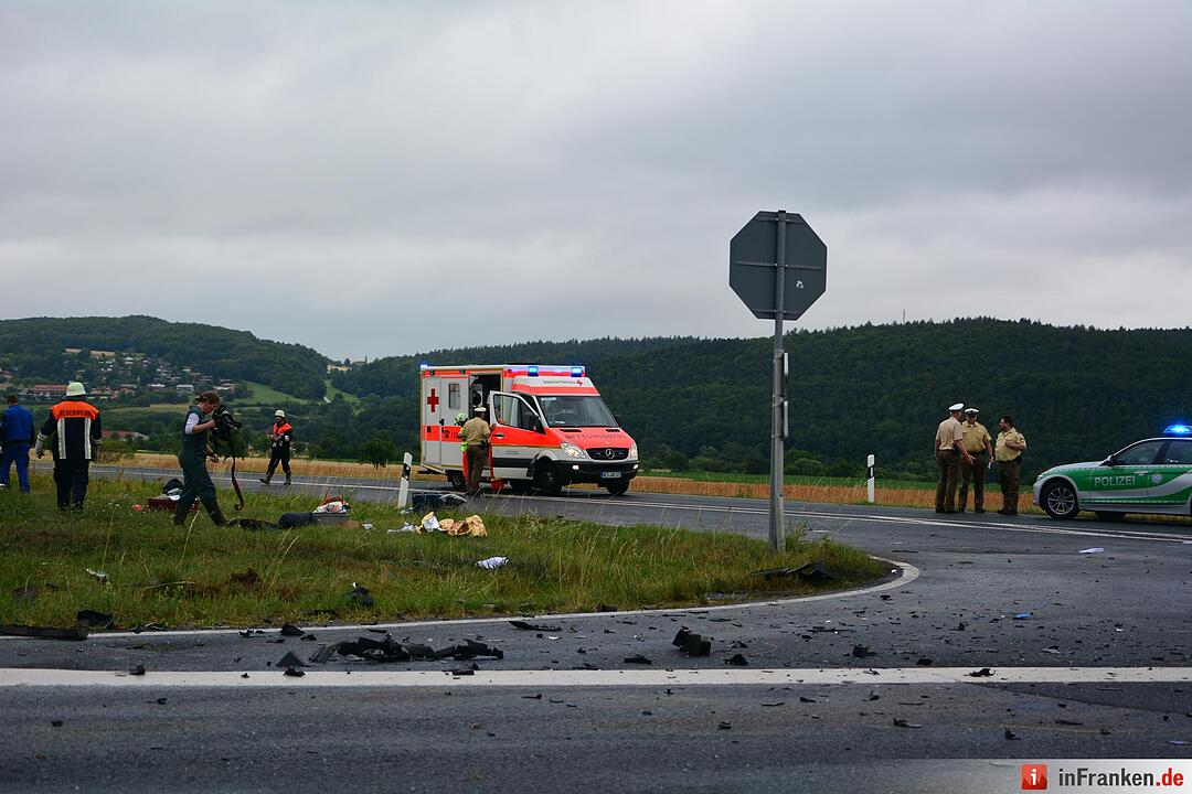 Ein Toter und zwei Schwerverletzte bei Vorfahrtsunfall