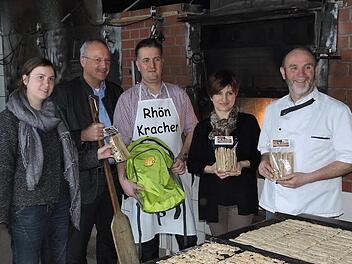 Finden die Cracker lecker (von links): Julia R&ouml;sch (Jubil&auml;umskoordinatorin), Manfred Helfrich, Torsten Raab, Hannelore Rundell (Dachmarke Rh&ouml;n) sowie Bio-B&auml;cker Christof Gensler. Der Rucksack in den H&auml;nden von Torsten Raab wird bei Sonderaktionen im Jubil&auml;umsjahr mit &Uuml;berraschungen gef&uuml;llt und am Ende verlost. Die Rh&ouml;nkracher durften da nicht fehlen. Foto: Biosph&auml;renreservat