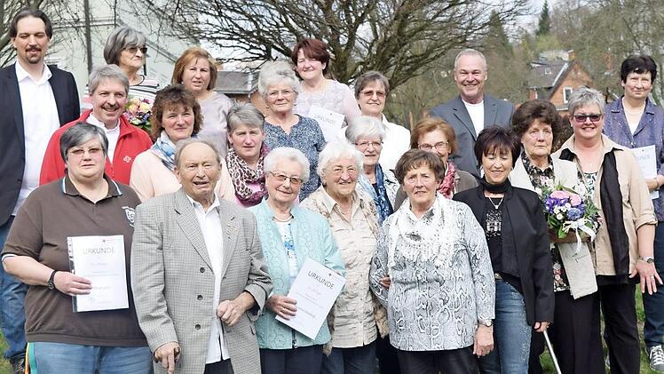 Alle anwesenden Geehrten zusammen mit Oberbürgermeister Frank Rebhan, Ronny Förster, Stationsleiter der Sozialstation Neustadt, Bernd Seifert vom BRK Kreisverband Coburg und Benjamin Curth, Vorsitzender der BRK-Bereitschaft Neustadt Foto: Daniela Pondelicek